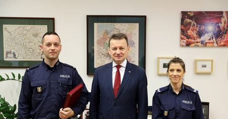 Policjantka pomogła bezdomnemu. Jej prosty gest wzruszył Błaszczaka