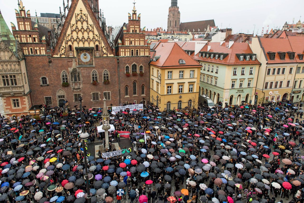 Rocznica Czarnego Poniedziałku. Happening na wrocławskim Rynku zamiast Marszu w Obronie Kobiet