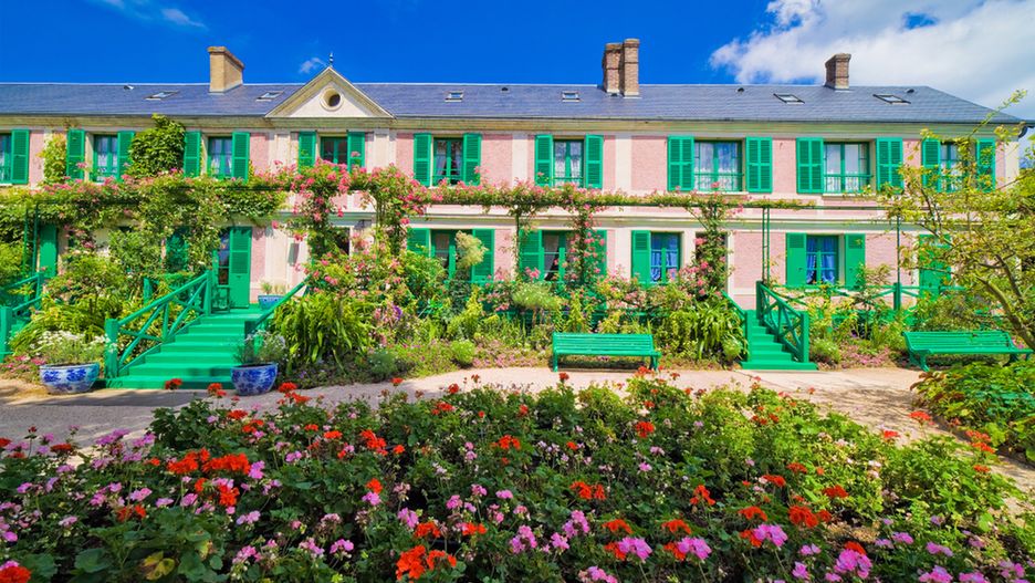 Na wiejską posiadłość w Giverny, 80 kilometrów od Paryża, Monet trafił przypadkiem