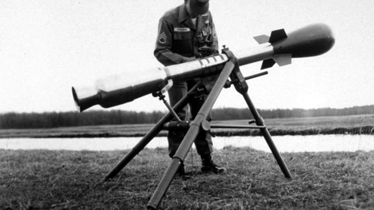 Wyrzutnia Davy Crockett uzbrojona w najmniejsze amerykańskie głowice jądrowe W54 o mocy od 10 do 20 ton TNT. Broń tego typu wycofano ze służby w latach 70. XX wieku.
