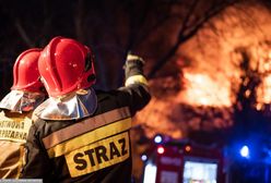 Głuchołazy. Pożar domu. Strażacy walczą z ogniem. Ewakuacja mieszkańców