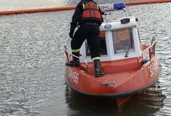 Płock: wyciek ropy z rurociągu PERN-u. Oleiste plamy na Wiśle