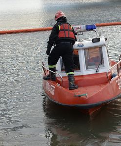 Płock: wyciek ropy z rurociągu PERN-u. Oleiste plamy na Wiśle