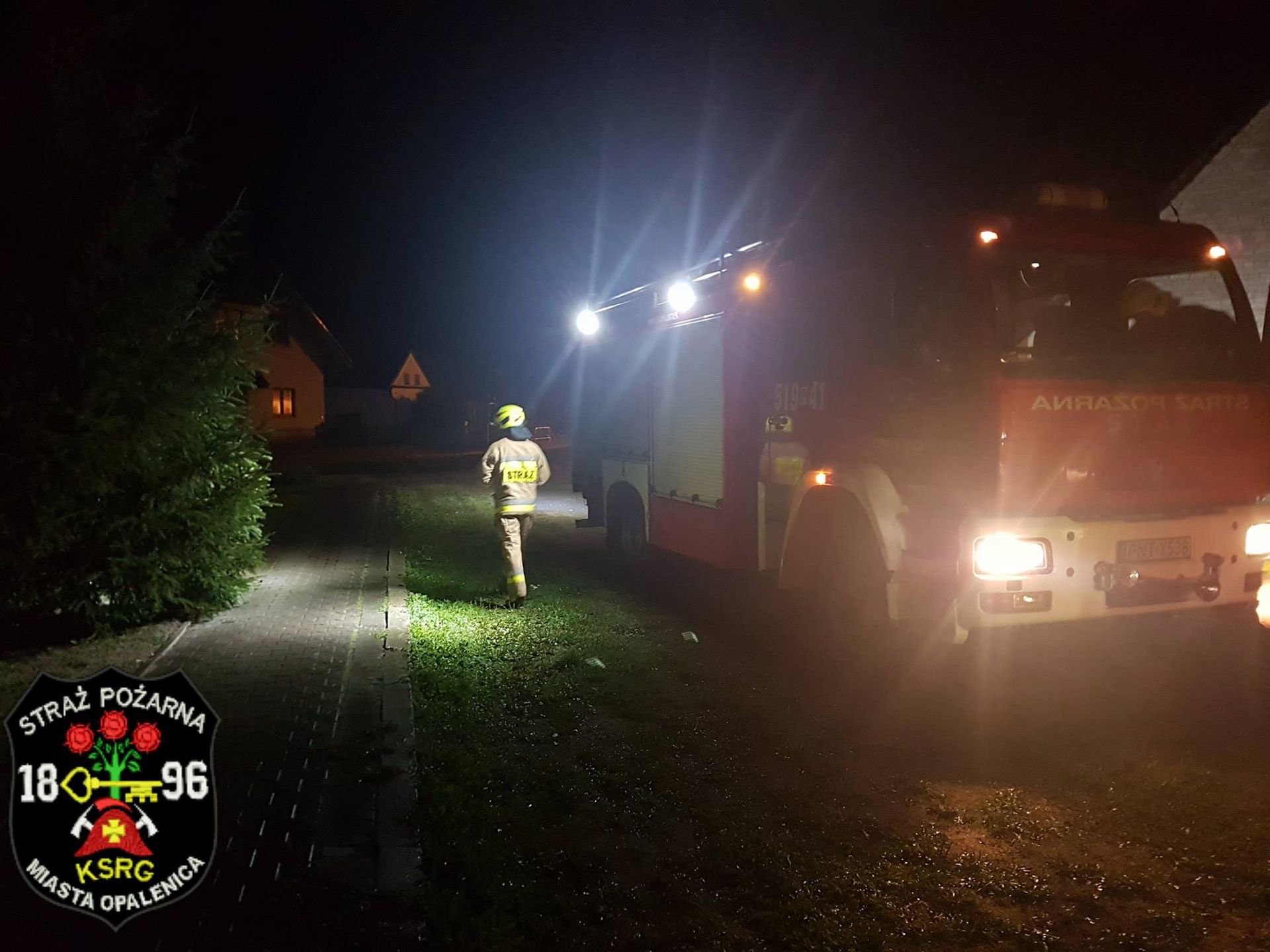 Straż pożarna oświetla teren morderstwa. 