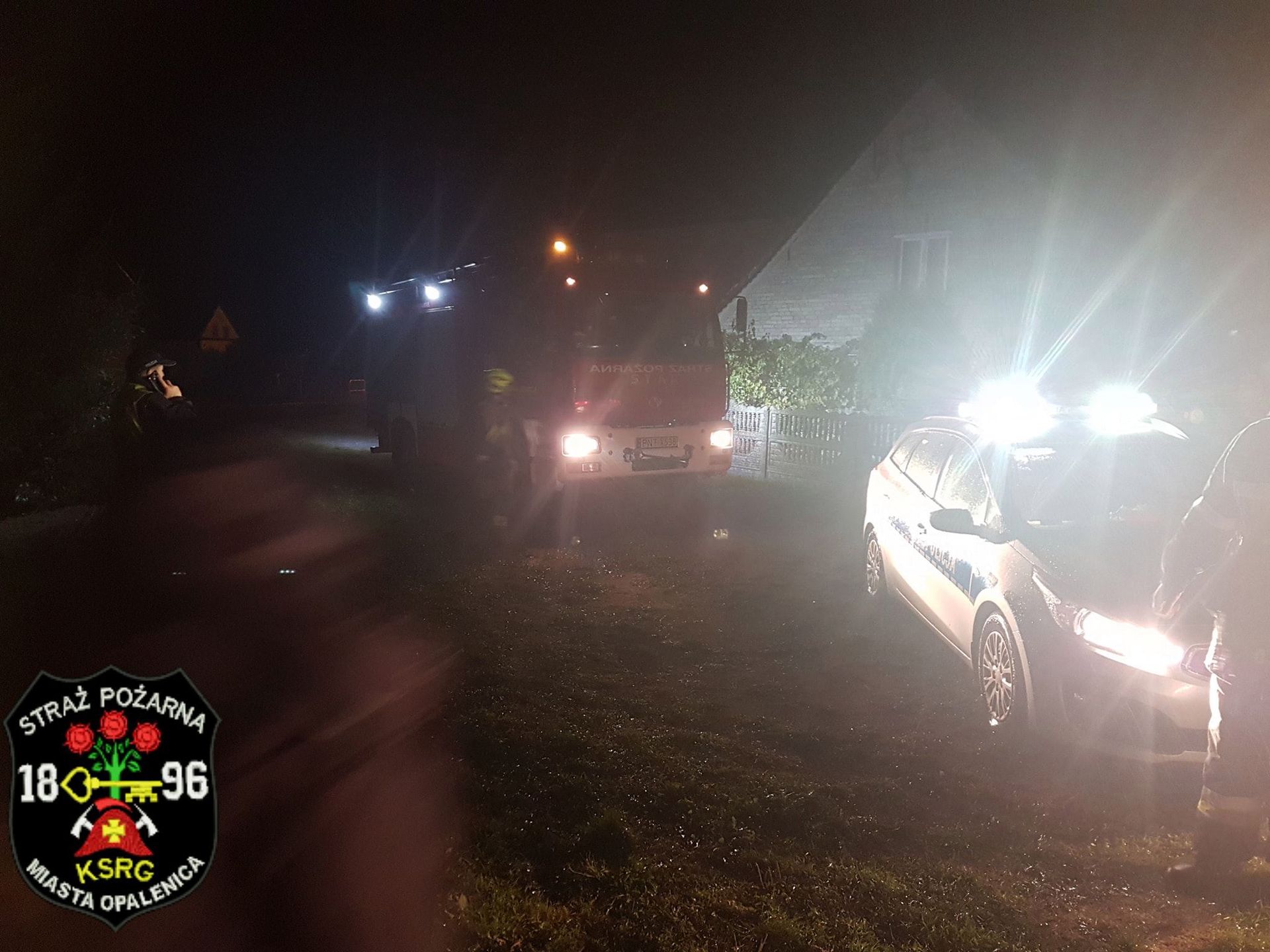 Straż pożarna oświetla teren morderstwa. 