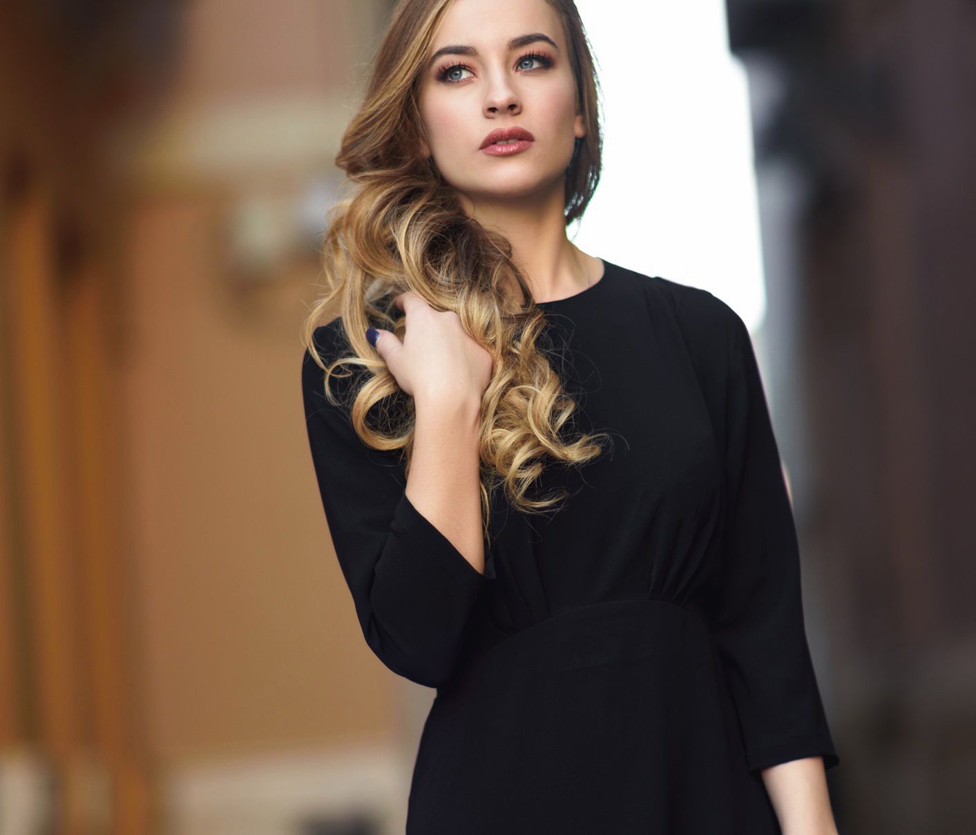Złoty blond to ciepły odcień jasnych włosów. 