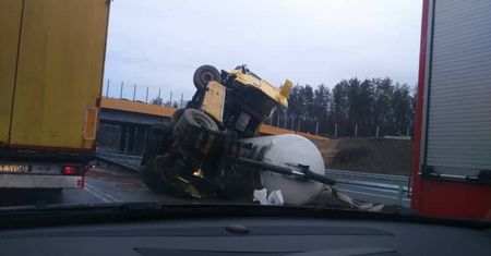Wypadek pod Garwolinem. Cysterna wpadła w poślizg