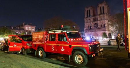 Strażacy, gaszący Notre Dame, podejrzani o gwałt na turystce