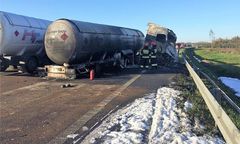 Tragiczny wypadek z udziałem samochodu osobowego i cysterny. Pojazdy zapłonęły. 1 osoba nie żyje