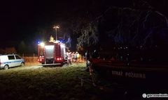 Wypadek w Sarbiewie. Koparka wpadła do stawu