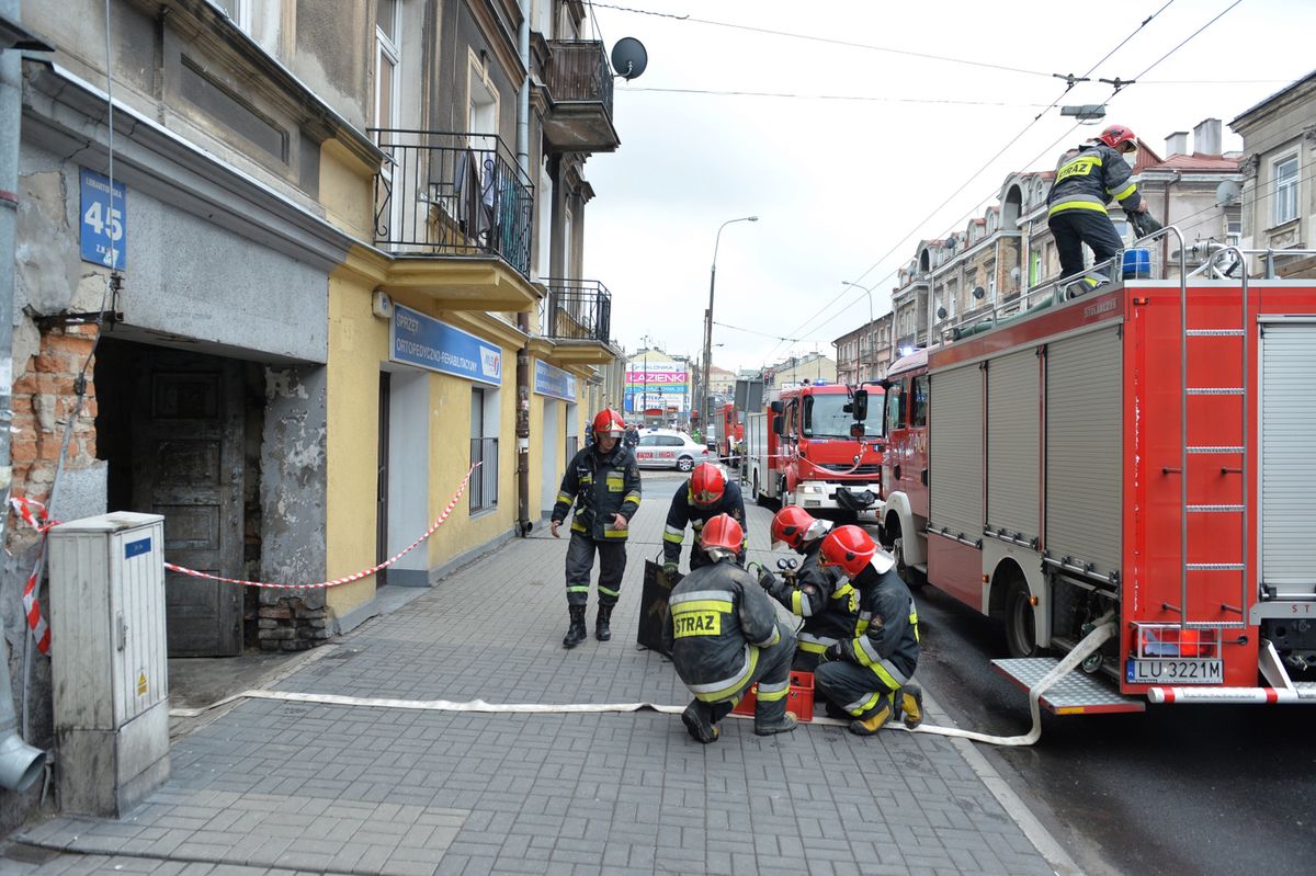 Lublin: zawalił się strop kamienicy. Trwa akcja strażaków