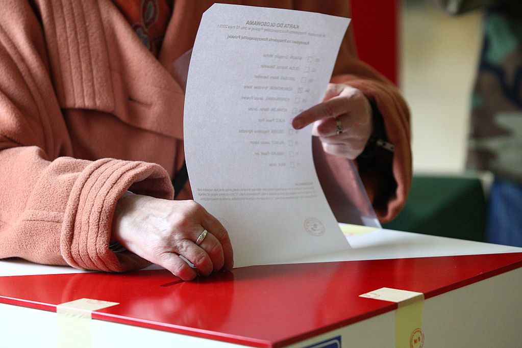 Koronawirus w Polsce. PiS przełożył wybory. Na razie lokalne