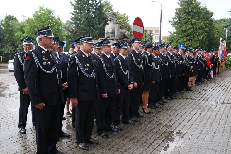 Strażacy mokli w deszczu. Czekali na przyjazd wiceministra Zielińskiego