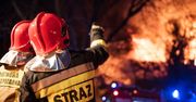 Głuchołazy. Pożar domu. Strażacy walczą z ogniem. Ewakuacja mieszkańców