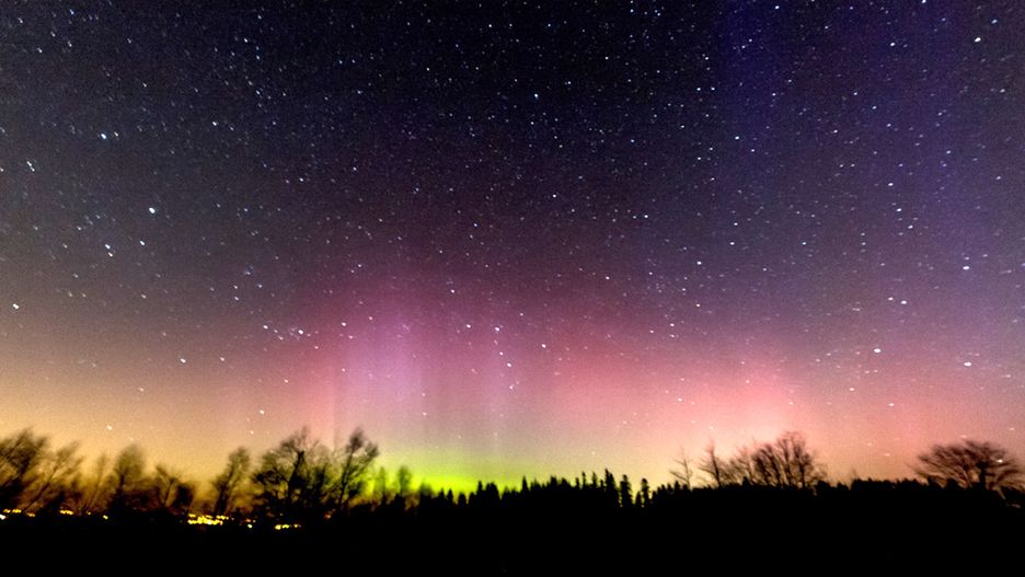 Zorze polarne powstają, gdy wiatr słoneczny, czyli strumień naładowanych cząsteczek, wpada w ziemską atmosferę