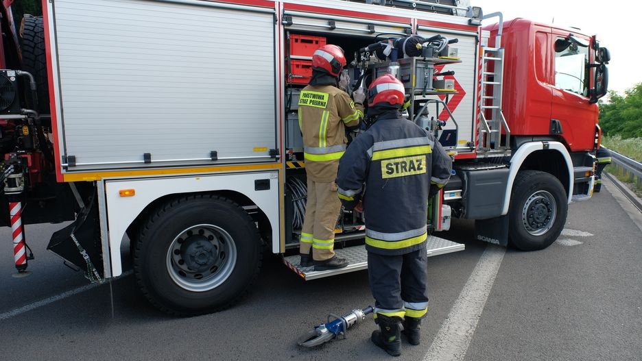 Na S8 ciężarówka spadła z nasypu