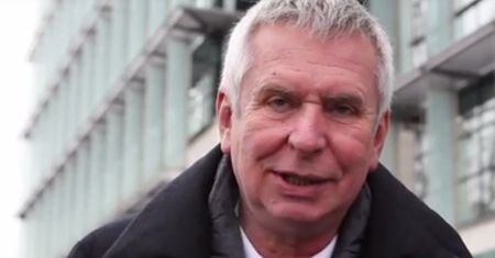 Krzysztof Materna nad ogniskiem w masce Kaczyńskiego. "Zwyciężyliśmy! Lepszy sort!"