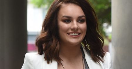 Ewa Farna w "Dzień Dobry TVN". Jej biały garnitur pochodzi z popularnej sieciówki