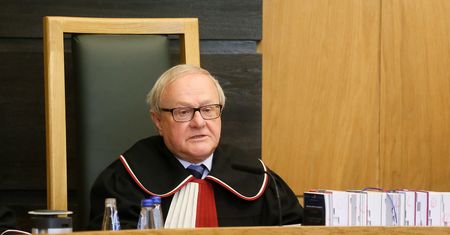 Sędzia Stanisław Biernat odpowiada prezes Julii Przyłębskiej. Pyta o prezent