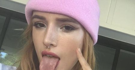 Bella Thorne chwali się na tatuażem na pupie. „Ugryź mnie” – mówi napis na pośladku