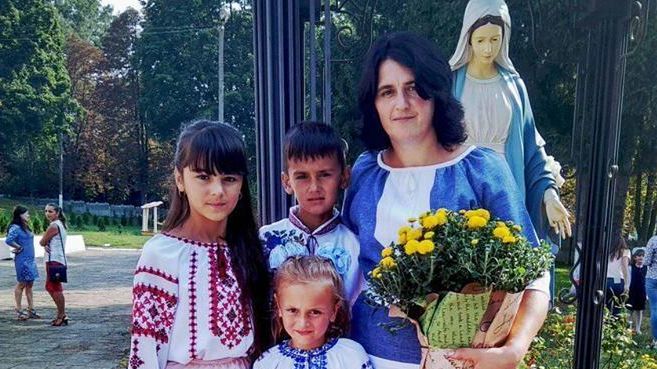 Żona tragicznie zmarłego Wasyla z dziećmi