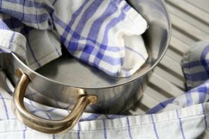Jak wyczyścić przypalony garnek? Metody, które cię nie zawiodą