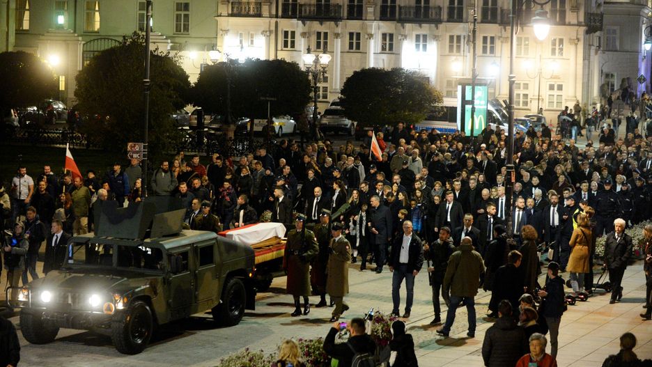 Kondukt żałobny z trumną Kornela Morawieckiego przeszedł z Sejmu do Katedry Polowej WP