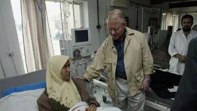 Generał Jay Garner podczas wizyty w bagdadzkim szpitalu