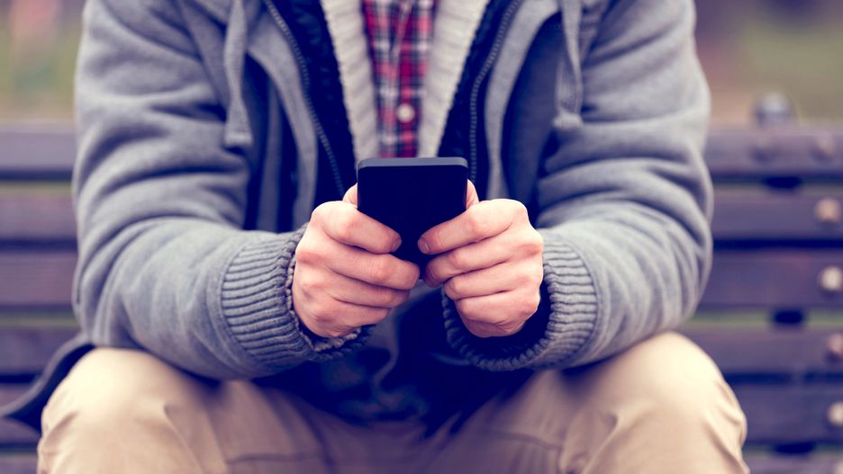 FOMO - to lęk przed wypadnięciem z informacyjnego obiegu. 