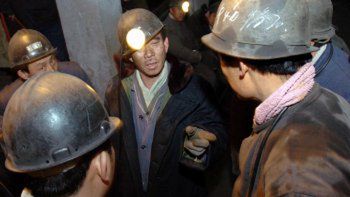 Górnicy omawiają plan akcji ratunkowej