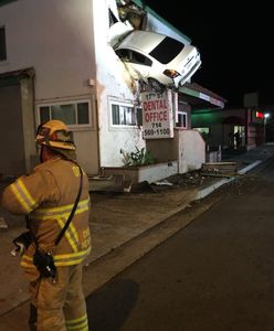 Niezwykły wypadek w Kalifornii. Wbił się autem w okno na piętrze