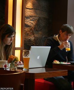 Pusto przy firmowych biurkach. Nawet połowa pracowników biurowych mogłaby pracować zdalnie. A na pewno - chciałaby