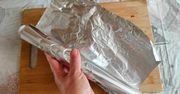 Grillujesz mięso w folii aluminiowej? Oto którą stroną je owijać