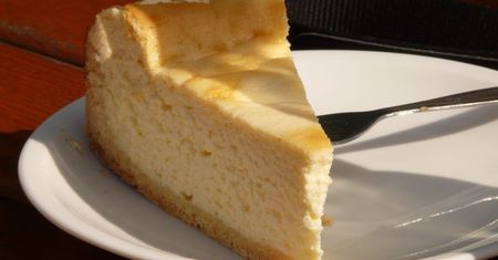 Genialny trik, dzięki któremu sernik nie pęka. Stosują go najlepsi cukiernicy
