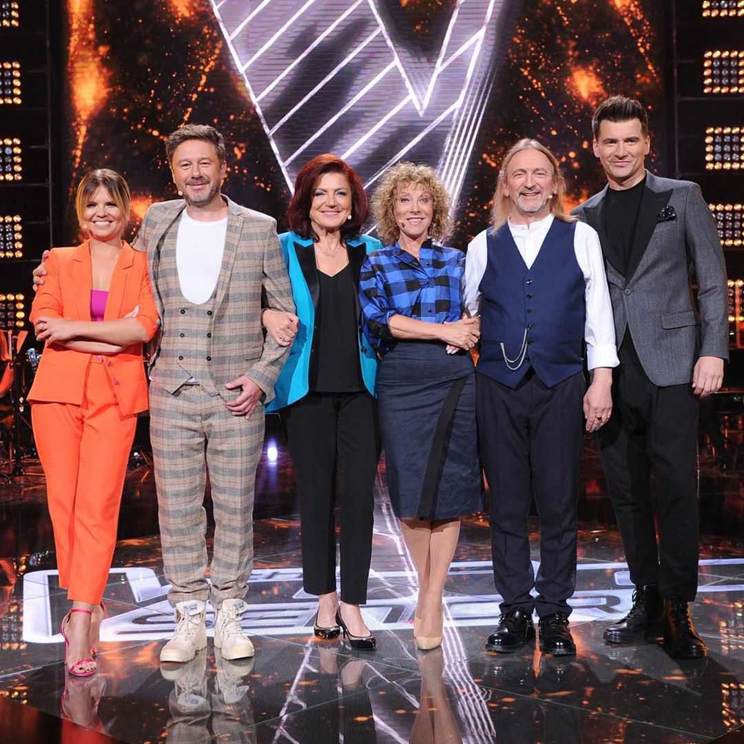Marta Manowska w pomarańczowym garniturze z trenerami The Voice of Poland