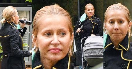 Katarzyna Warnke z maseczką na jednym uchu popija napój na spacerze z dzieckiem (ZDJĘCIA)