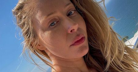 Katarzyna Warnke w skąpym bikini na plaży z przystojniakiem u boku. Czy to on zajmie miejsce Piotra Stramowskiego?