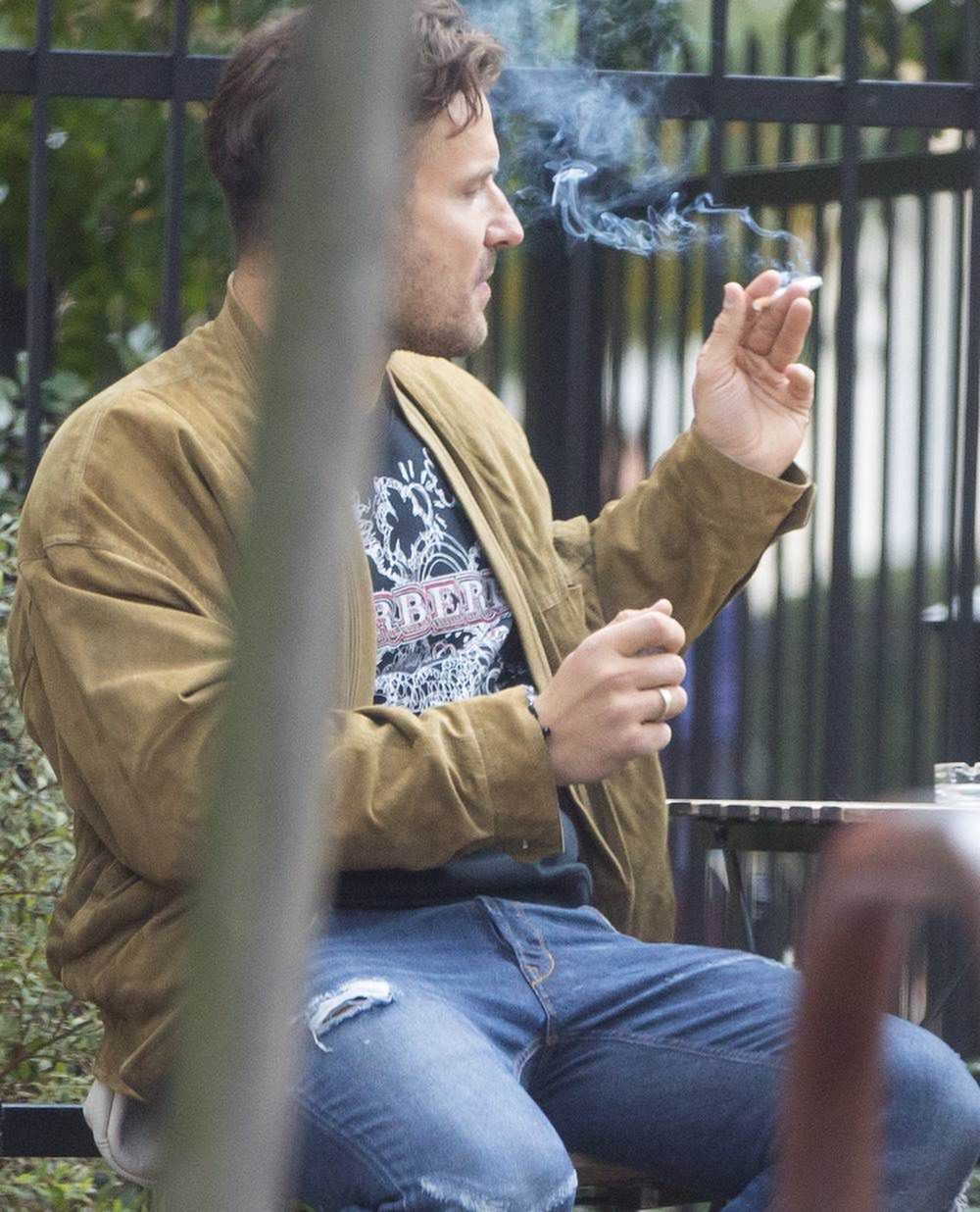 Piotr Stramowski pali papierosa przy córce