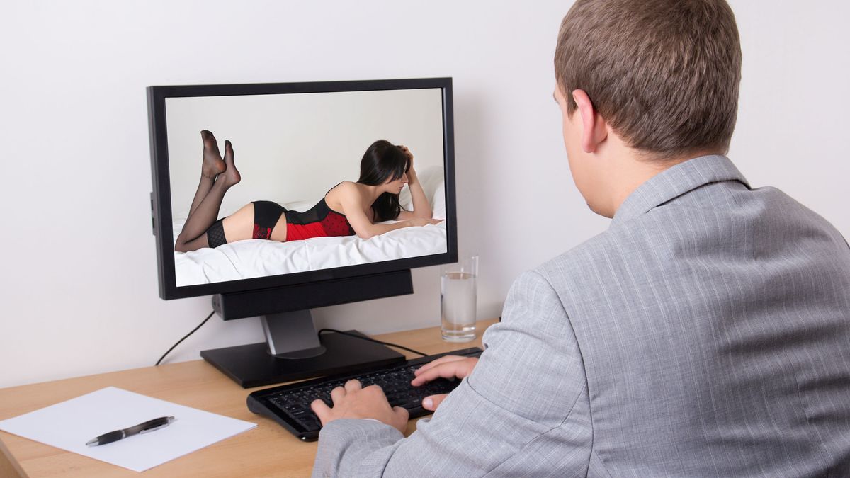mężczyzna oglądający pornografię