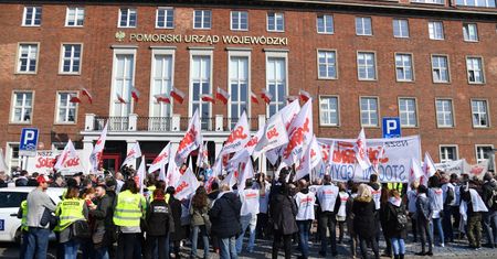Pikiety związkowców przed urzędami wojewódzkimi. Związkowcy domagają się "piątki Solidarności"