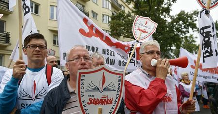 Nauczyciele protestują w Warszawie. Pokazali czerwoną kartkę minister Zalewskiej