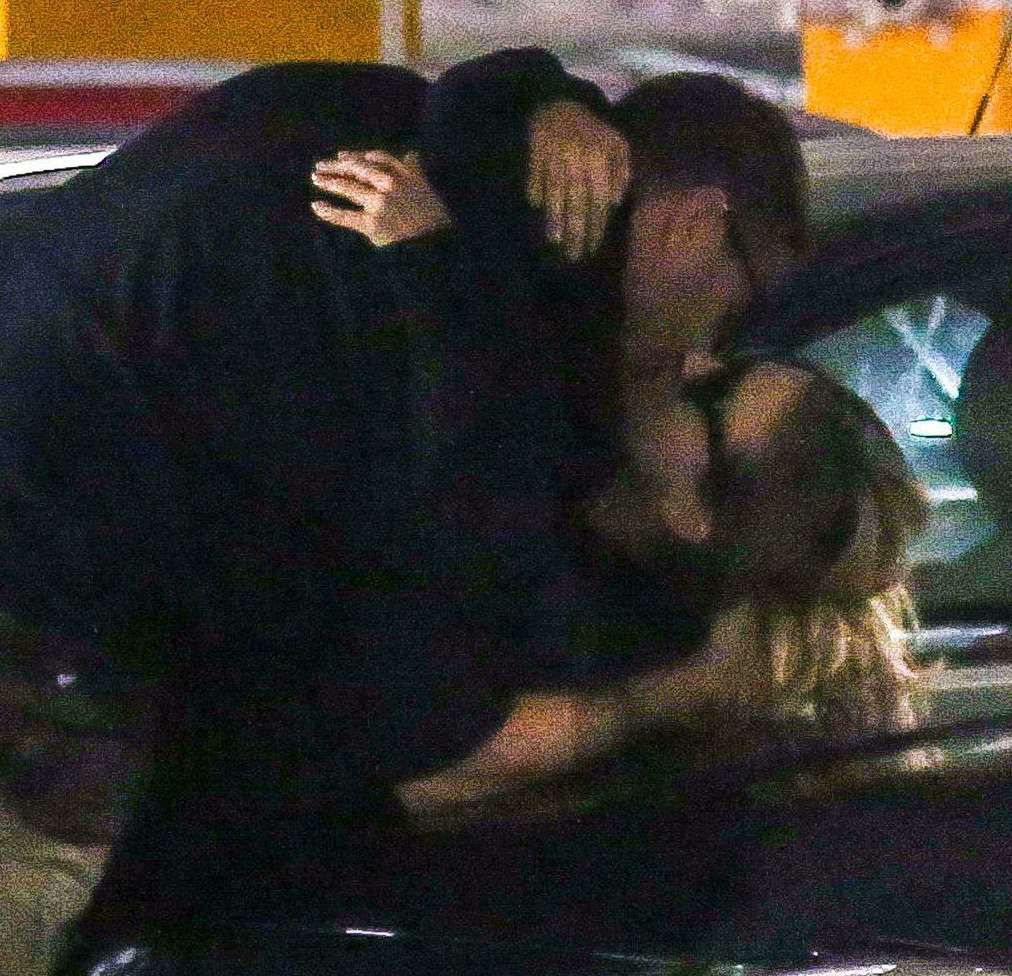 Tomasz Karolak i Magdalena Malicka całują się na parkingu