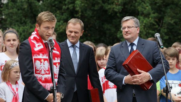 Prezydent Bronisław Komorowski, premier Donald Tusk, kapitan reprezentacji Polski Jakub Błaszczykowski podczas uroczystości zakończenia turnieju Euro 2012 w Pałacu Prezydenckim w Warszawie