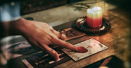 Millenialsi chodzą do astrologów i tarocistek, chociaż twierdzą, że we wróżby nie wierzą