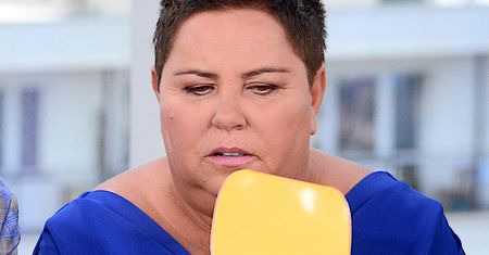 Zmarznięta Dorota Wellman w studiu „DDTVN”. Na planie nosi nawet rękawiczki. Tego nie było na wizji