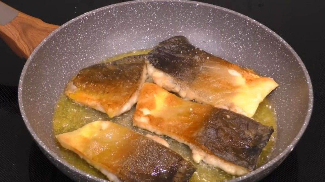 Sposób na karpia bez ości- Pyszności źródło kadr z materiału na kanale YouTube Menu Dorotki