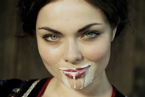 Seksowna modelka z "My Słowianie" przeszła metamorfozę. Luxuria jest teraz ruda