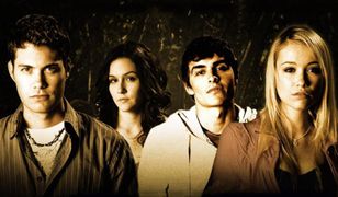 "Na skróty" nie jest zwykłym horrorem o nastolatkach. Stoi za nim mroczna historia