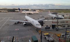 Przerwa w lotach na Heathrow. Podejrzany pakunek na kontroli bagażowej