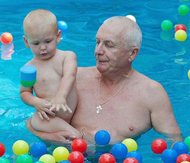 Dziadek z wnuczkiem na basenie 